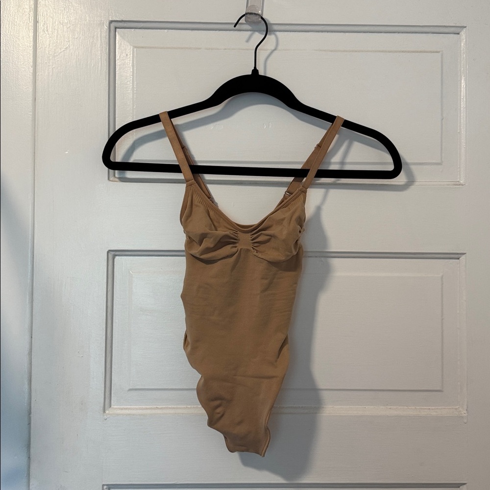 SKIMS SHAPEWEAR SEAMLESS SCULPT THONG BODYSUIT SIENNA SMALL
